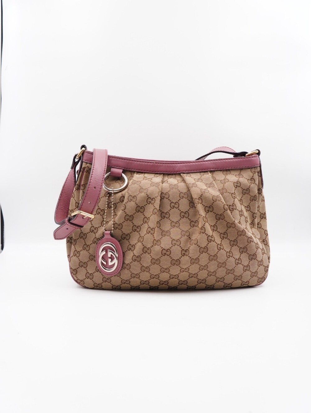 CK31 💕 GUCCI Gg Monogram Canvas Sukey Crossbody Bag